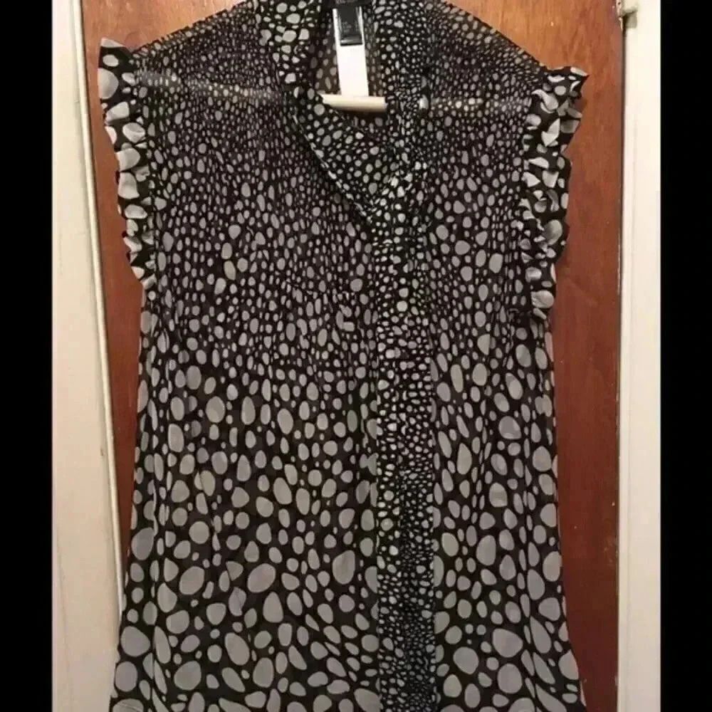 Beautiful dotted top. ❤️